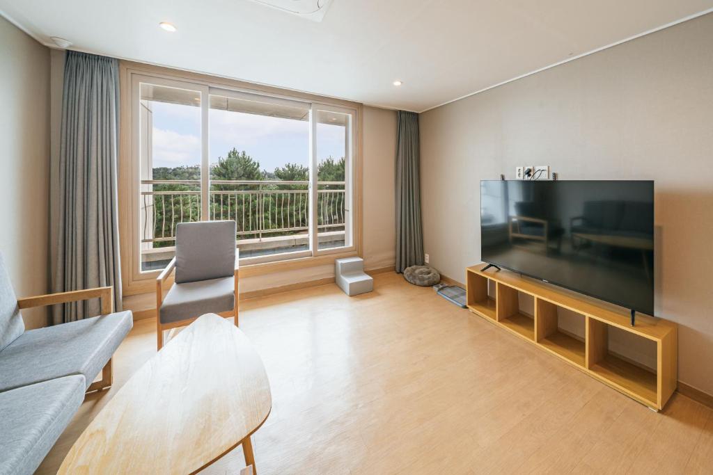 TV a/nebo společenská místnost v ubytování Heyy Seogwipo Hotel