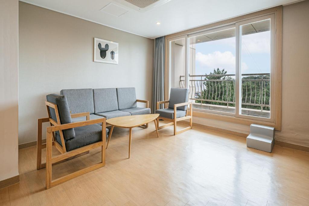 Posezení v ubytování Heyy Seogwipo Hotel