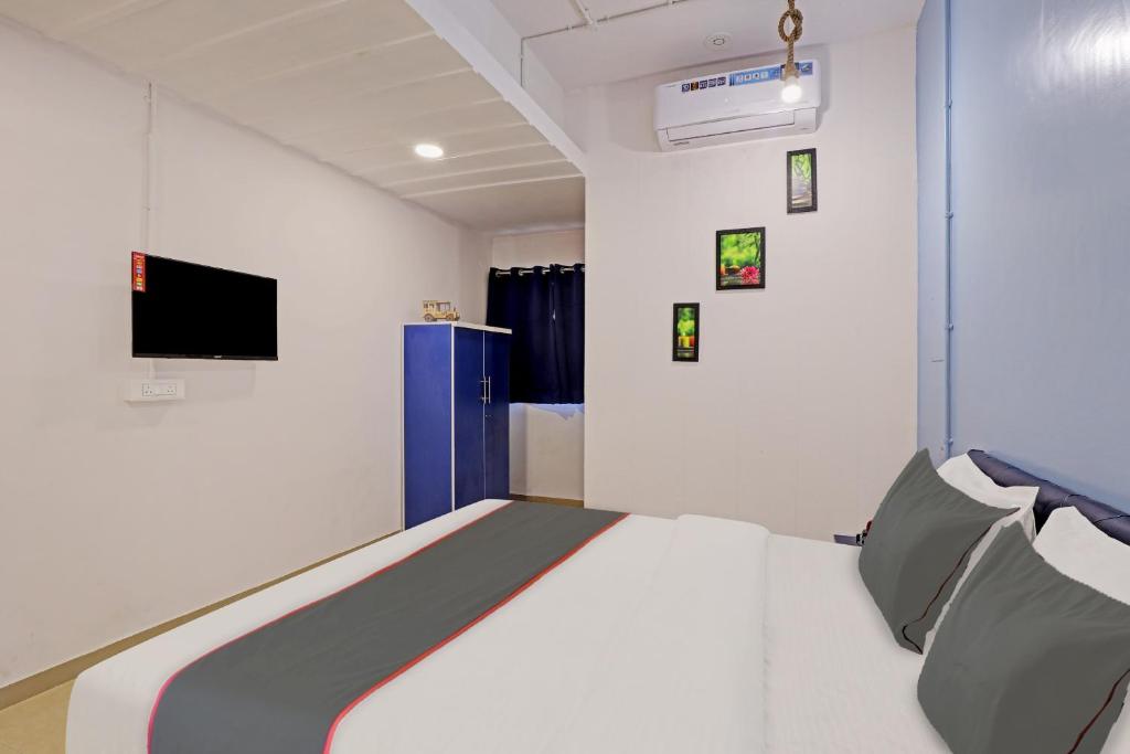 Llit o llits en una habitació de The Solitaire Hotel, Surat