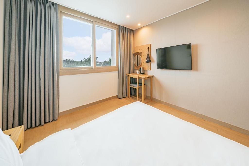 TV a/nebo společenská místnost v ubytování Heyy Seogwipo Hotel