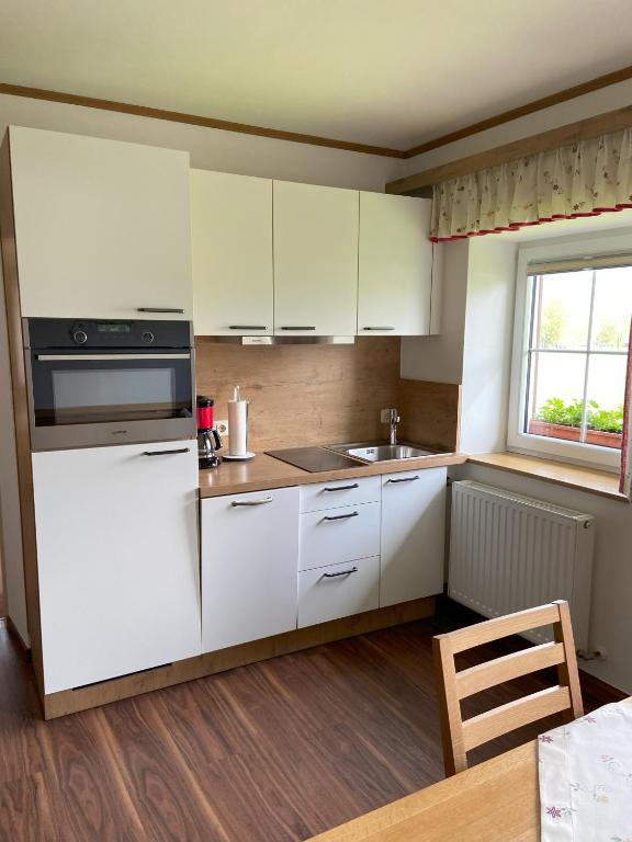 A kitchen or kitchenette at Plombergbauer