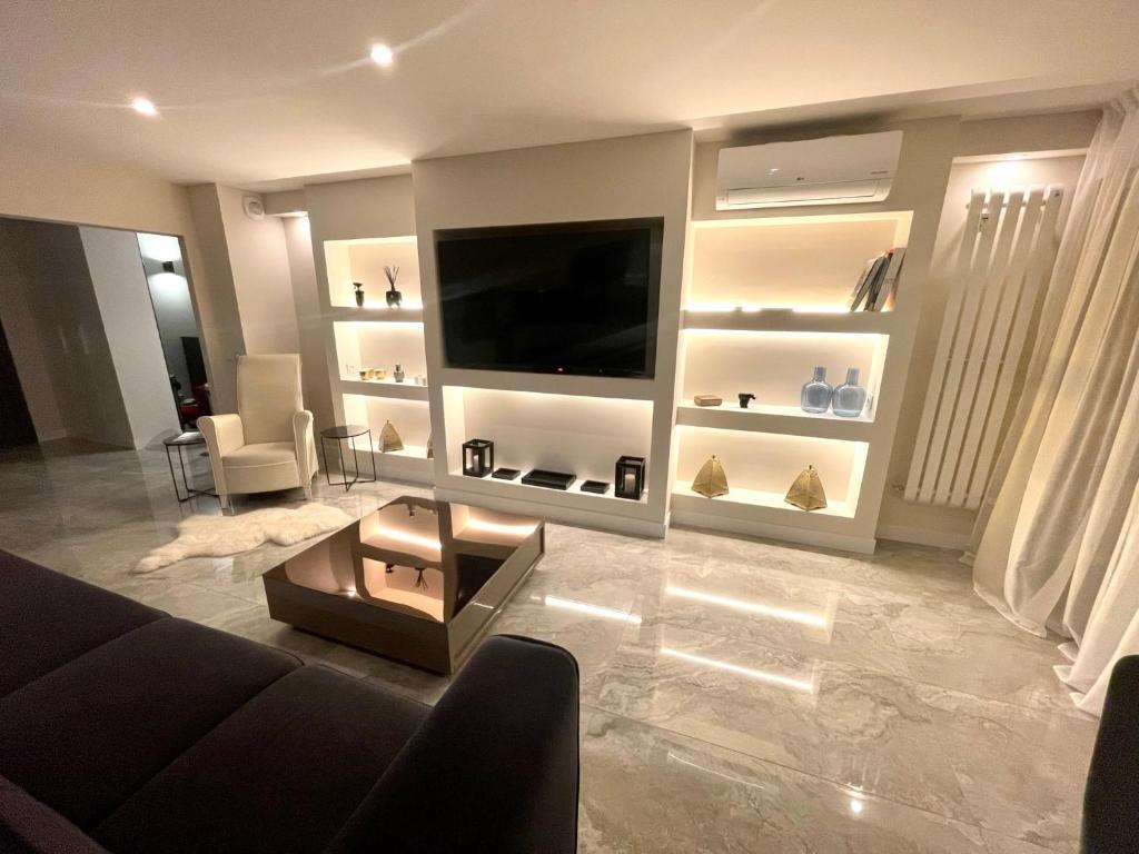 un salon avec un canapé noir et une télévision dans l'établissement Cannes Centre ville, à Cannes