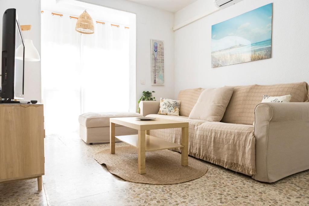 Televízia a/alebo spoločenská miestnosť v ubytovaní Apartamento Málaga El Faro
