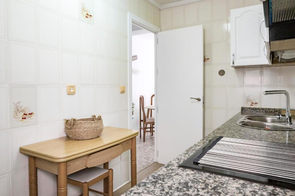 Kuchyňa alebo kuchynka v ubytovaní Apartamento Málaga El Faro