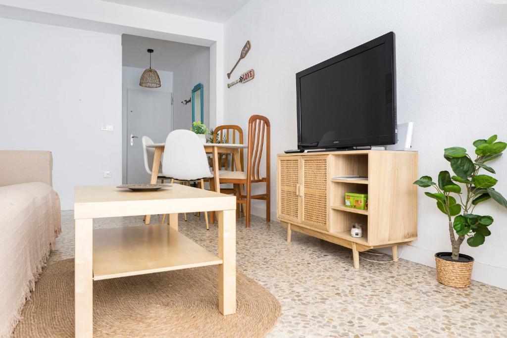 Televízia a/alebo spoločenská miestnosť v ubytovaní Apartamento Málaga El Faro