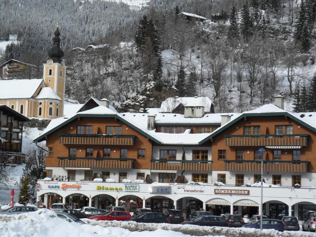 un gran edificio en la nieve con una iglesia en Appartement Else, en Bad Kleinkirchheim