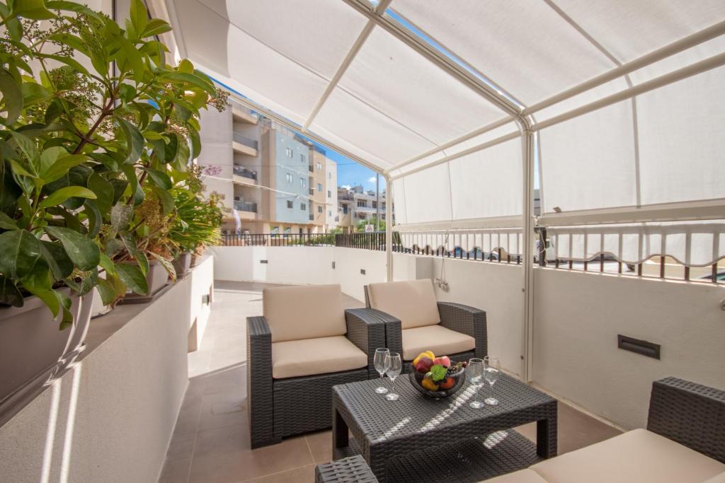 Balkón nebo terasa v ubytování Exceptional Sunlit Apart Marsaskala Bay - Happy Rentals