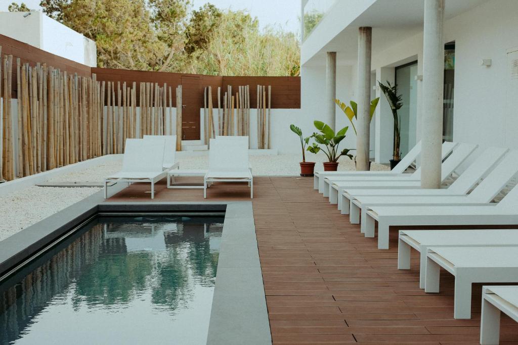 Bazén v ubytování Hotel Cala Saona & Spa nebo v jeho okolí