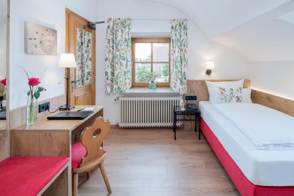 Postel nebo postele na pokoji v ubytování Hotel Obermaier
