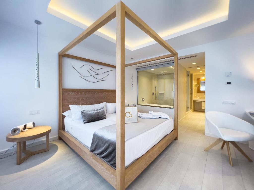 Postel nebo postele na pokoji v ubytování Hotel Cala Saona & Spa