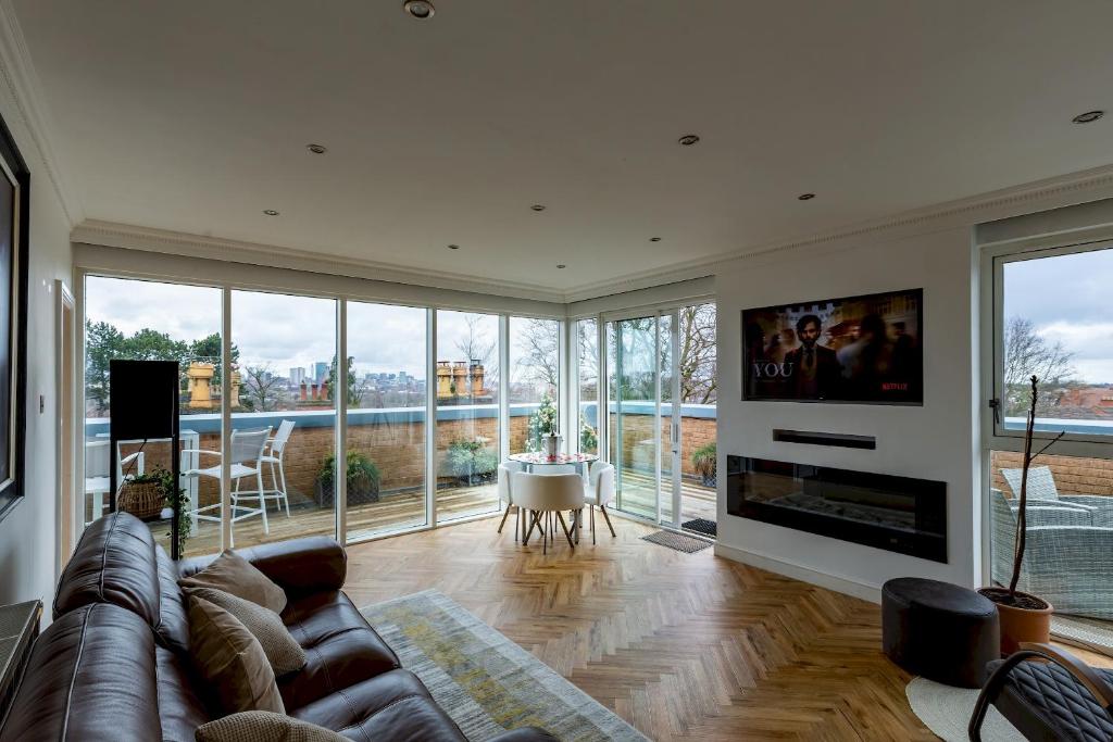 uma sala de estar com um sofá e uma lareira em Pass the Keys Exquisite Penthouse Private Jacuzzi and Terrace em Birmingham