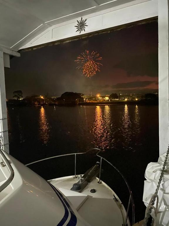 On the water boat House - Resim 26