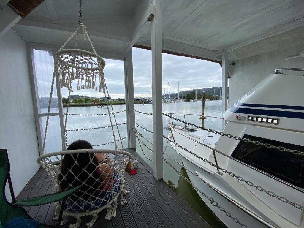 On the water boat House - Resim 24