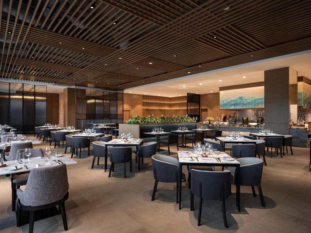 Nhà hàng/khu ăn uống khác tại Crowne Plaza Danang City Centre by IHG