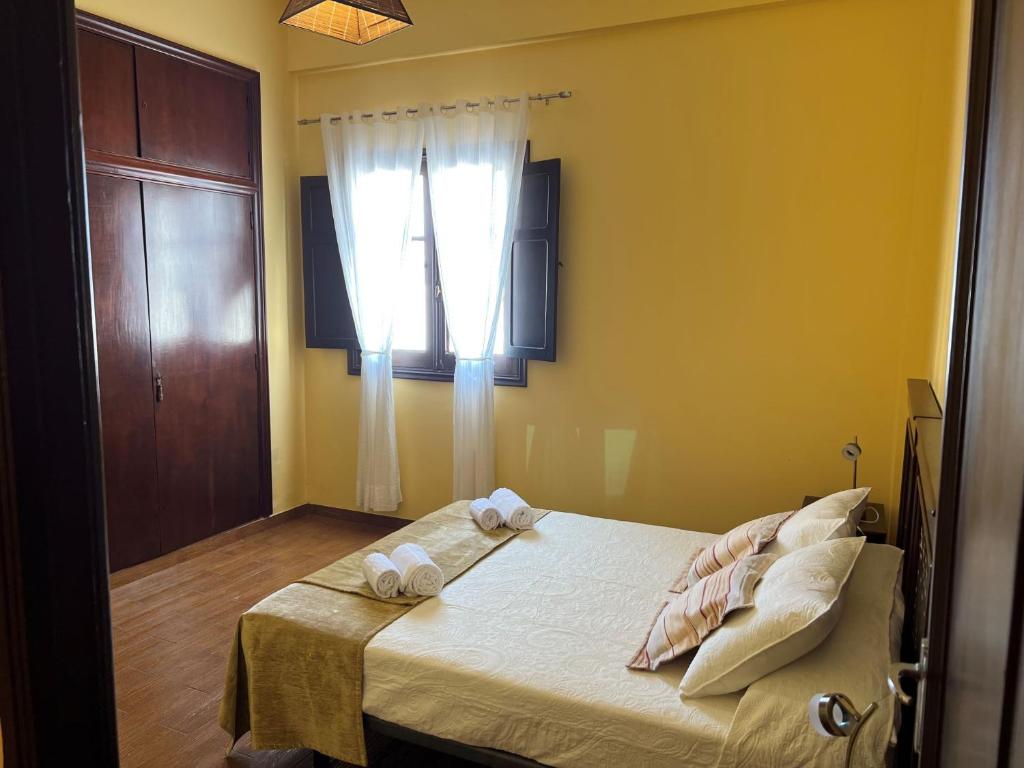 una camera da letto con un letto e asciugamani di CHC - Apartamento Amanecer a Buenavista del Norte