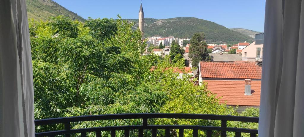 Nespecifikovaný výhled na hory nebo výhled na hory při pohledu z hotelu