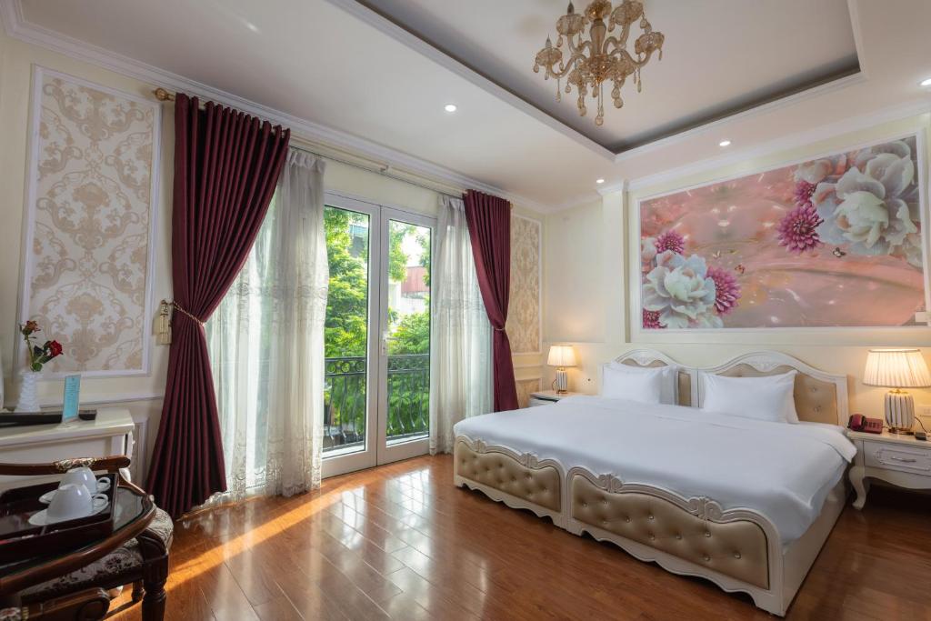 Postel nebo postele na pokoji v ubytování My Moon Hotel Hanoi