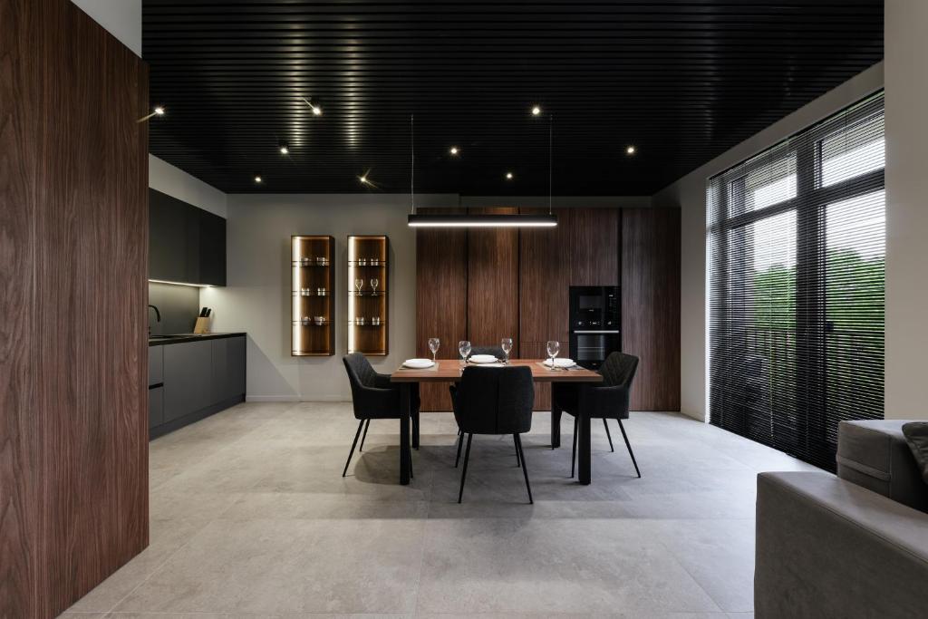 Luxury Apartments BUDAPEST في أوجهورود: مطبخ وغرفة طعام مع طاولة وكراسي