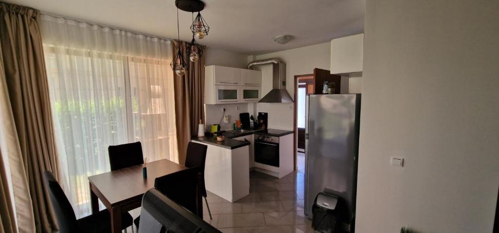een keuken en eetkamer met een koelkast en een tafel bij Miramar 16A in Lozenets