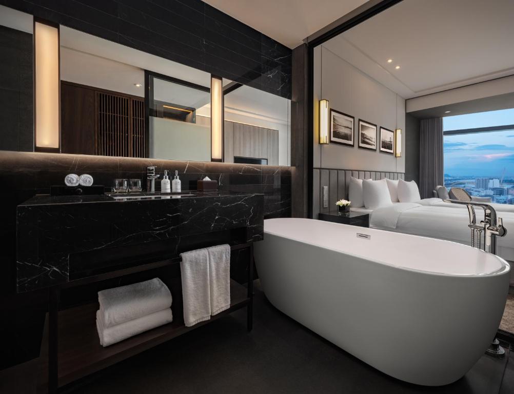 Giường trong phòng chung tại Crowne Plaza Danang City Centre by IHG