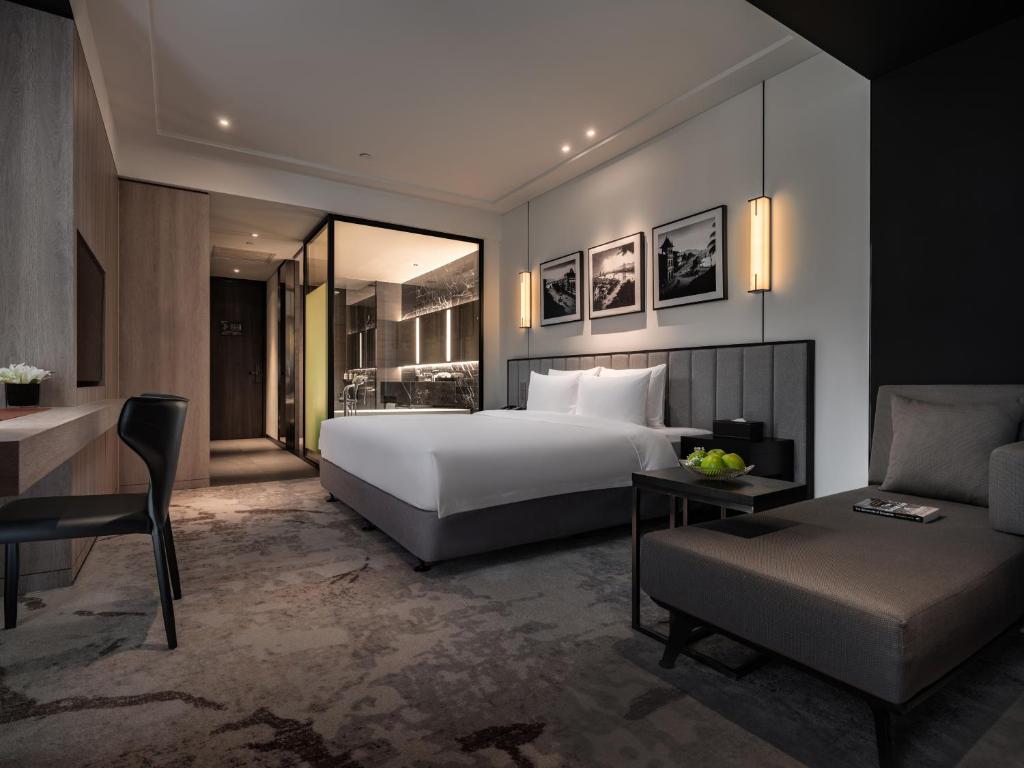 Standard King Room City View