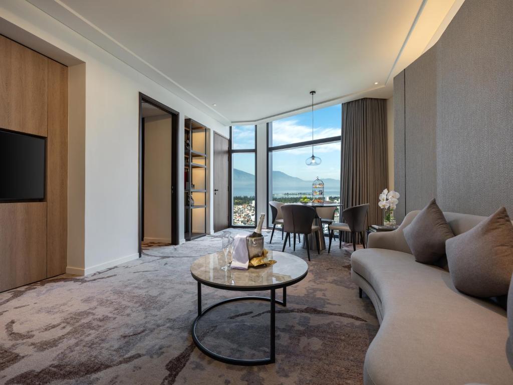 Junior Suite with King and Single Bed - River View and Lounge Access