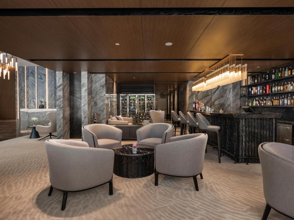 Khu vực ghế ngồi tại Crowne Plaza Danang City Centre by IHG