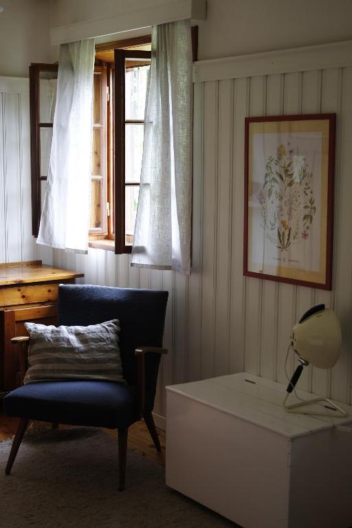 ein Wohnzimmer mit einem Stuhl und einem Couchtisch in der Unterkunft Apartment bei der Tischlerei in Deutschlandsberg