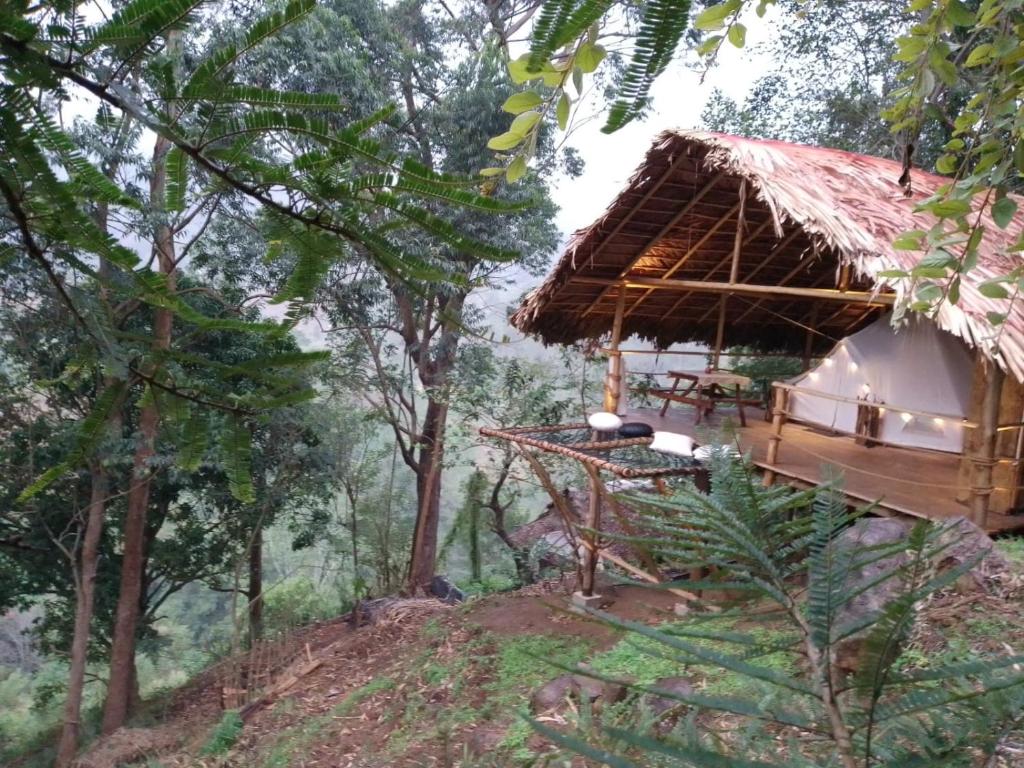Eine Hütte mitten im Wald in der Unterkunft Ella Retreat Glamping Bell Tent For Nature Lovers in Ella