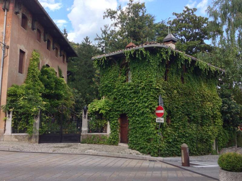 een gebouw bedekt met groene klimop met een stopbord bij VILLINO AMELIATTE in Cison di Valmarino