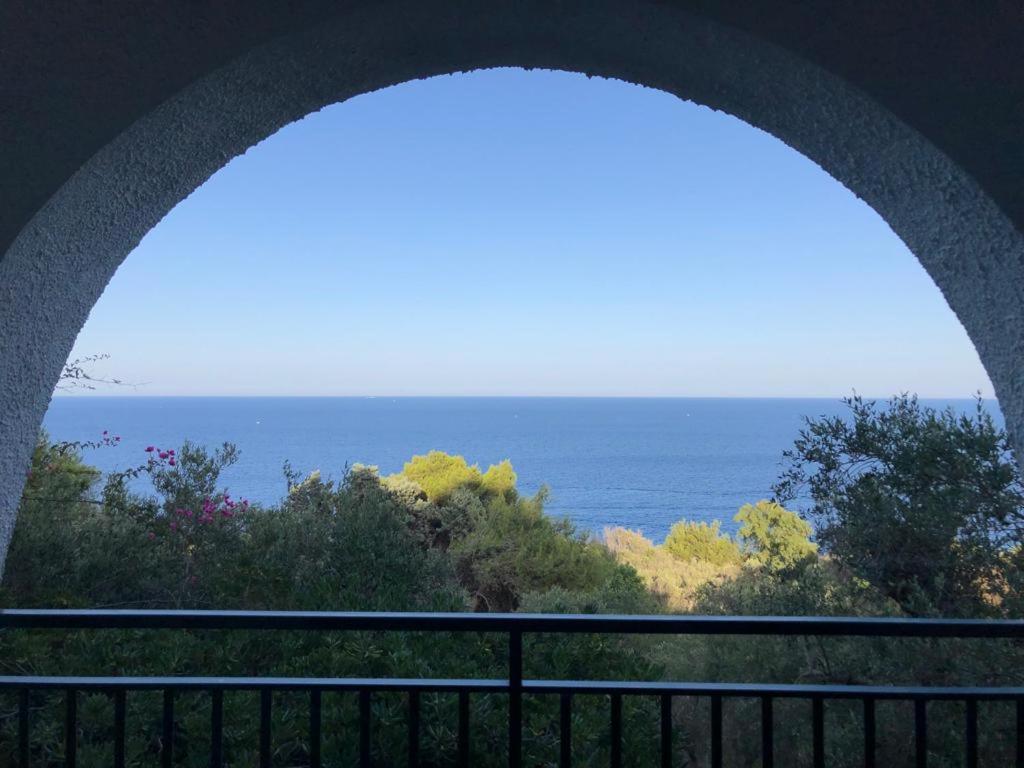 カストロ・ディ・レッチェにあるVilla vista mareのバルコニーから海の景色を望めます。