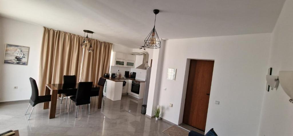 cocina y comedor con mesa y sillas en Miramar 16B en Lozenets