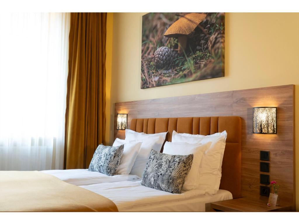 Camera d'albergo con letto e 2 cuscini di MARIENSZTAT 8 Apartments a Varsavia