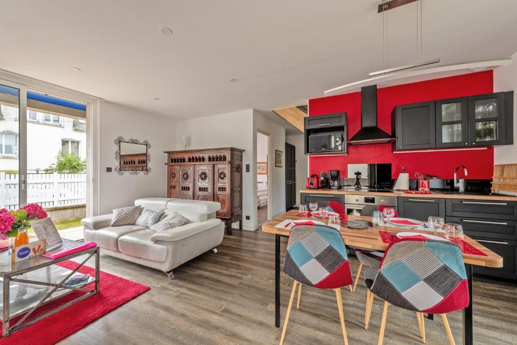 a kitchen and living room with a table and chairs at KerMad - Maison avec jardin in Le Relecq-Kerhuon