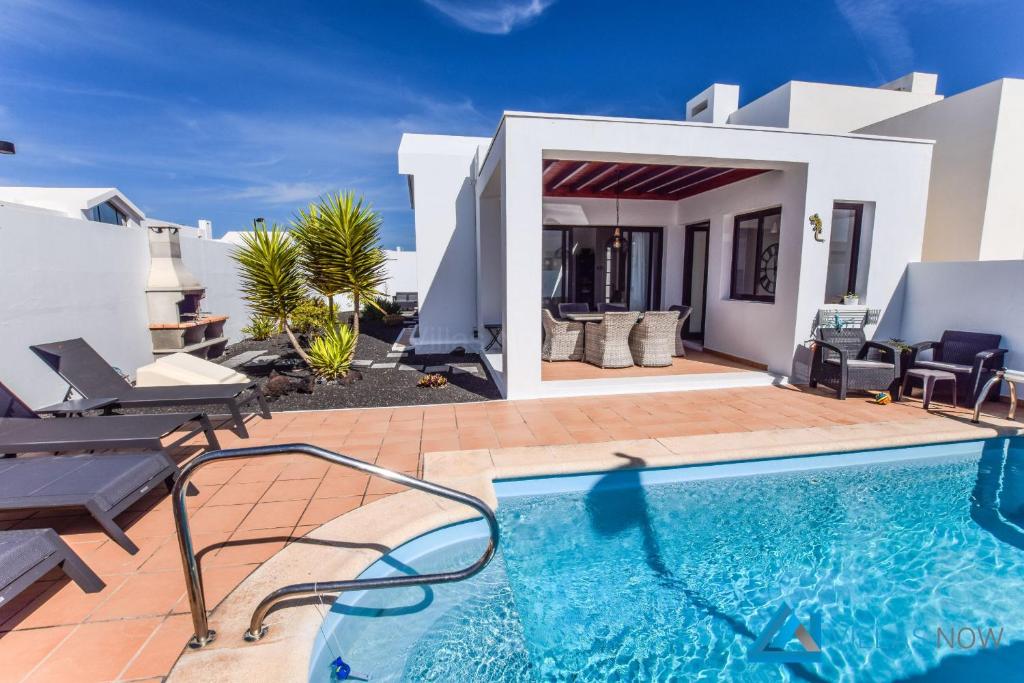 een zwembad voor een villa bij Casa Carra - LH207 By Villas Now Ltd in Playa Blanca