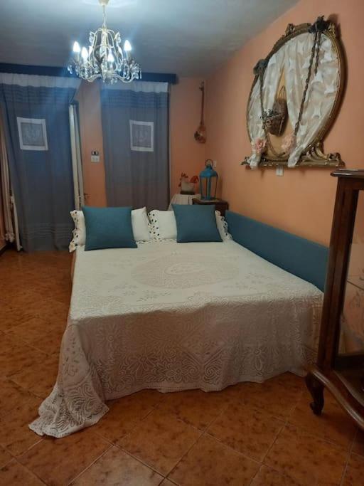 een slaapkamer met een groot bed in een kamer bij LA MIA CASA DI CAMPAGNA MARIA in Santa Giustina