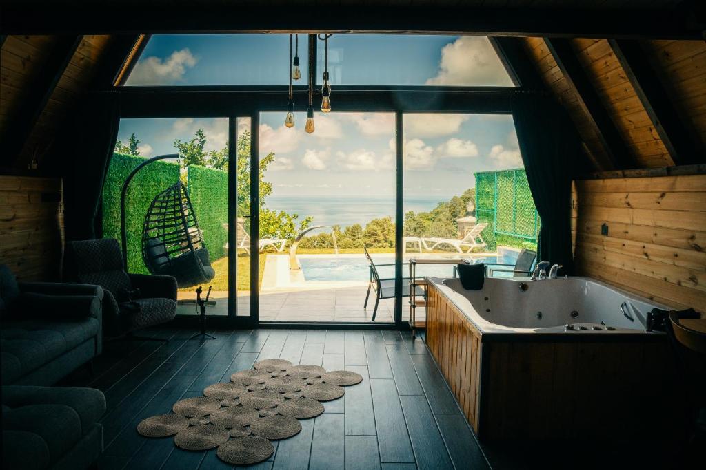 Bungalife في ريزي: حمام مع حوض استحمام وإطلالة على المحيط