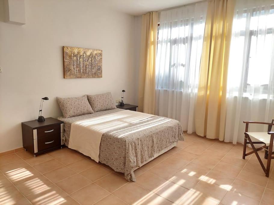 een slaapkamer met een bed in een kamer met ramen bij Villa on the Historic Castle Hill in Alanya