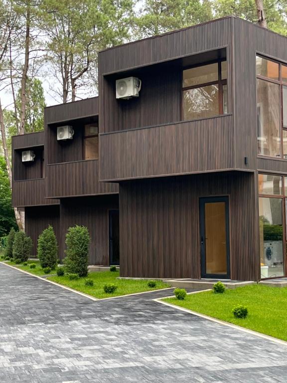 ein schwarzes Haus mit Auffahrt in der Unterkunft Buxus Villas Shekvetili in Shekhvetili