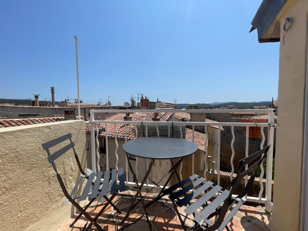 une table et des chaises assises sur un balcon dans l'établissement 2 pièces climatisé en duplex avec terrasse, à Aix-en-Provence