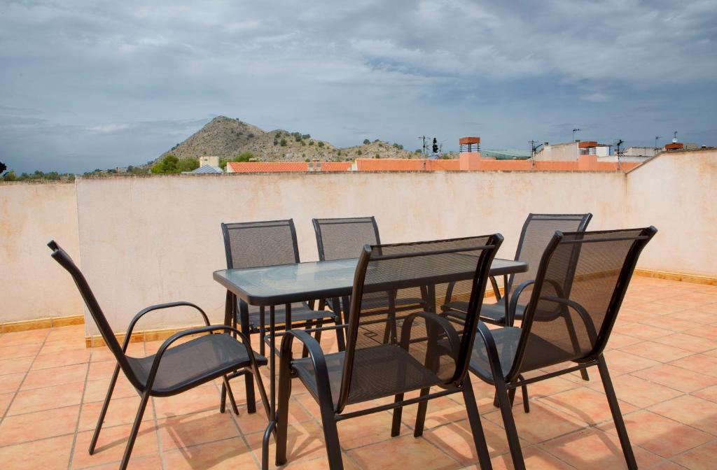 una mesa y sillas sentadas en el techo en Apartamento Completo Luna Llena de Calasparra, en Calasparra