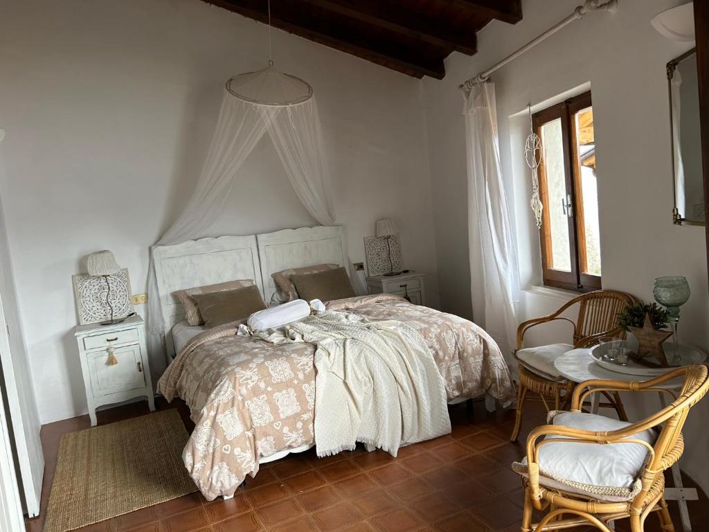 ガルニャーノにあるCasa Zuinoのベッドルーム1室(ベッド1台、テーブル、椅子付)