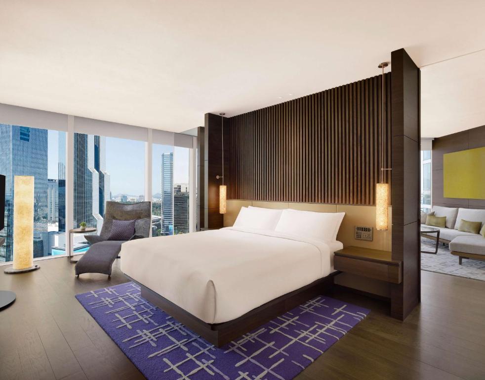 um quarto com uma cama grande e uma sala de estar em Park Hyatt Seoul em Seul