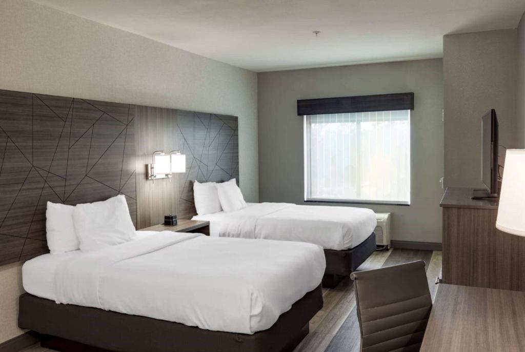 La Quinta by Wyndham Edmond photo