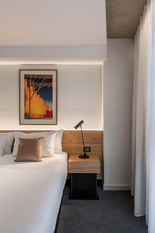 Postel nebo postele na pokoji v ubytování Vibe Hotel Adelaide