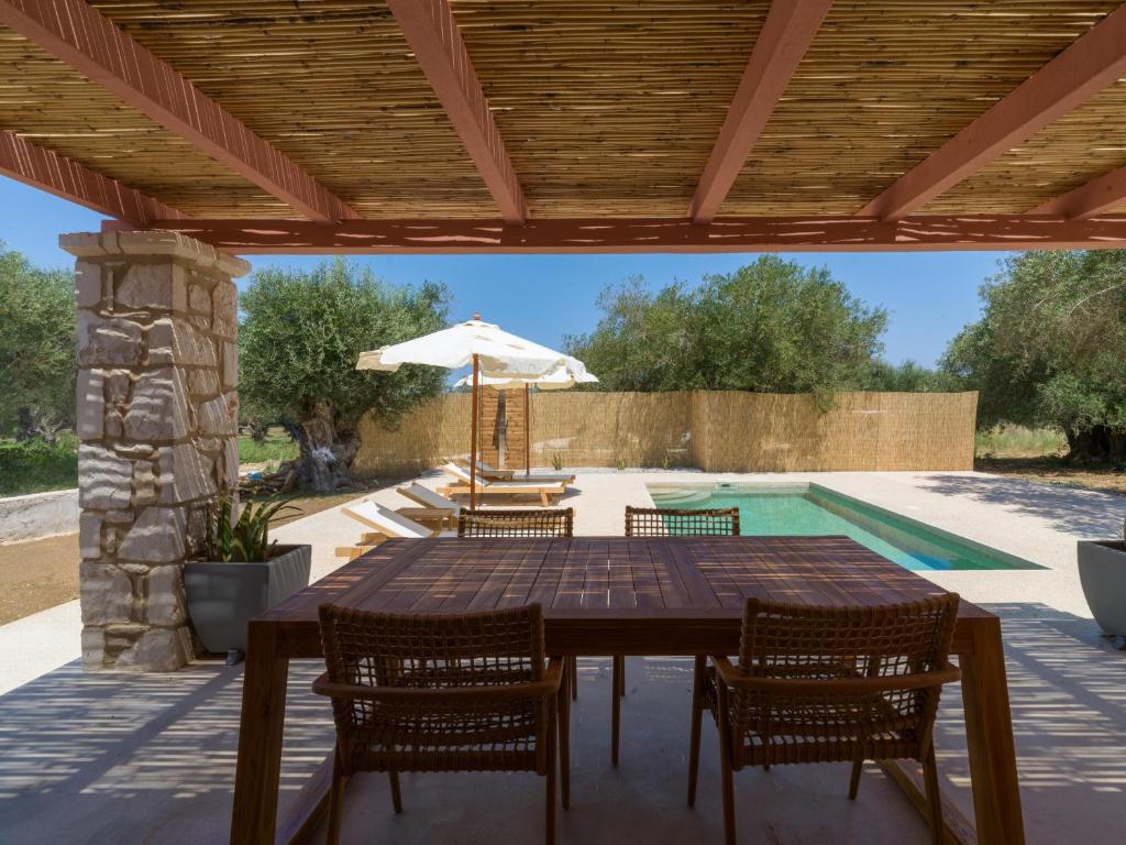 Bazén v ubytování Terra Oleana Cottages nebo v jeho okolí