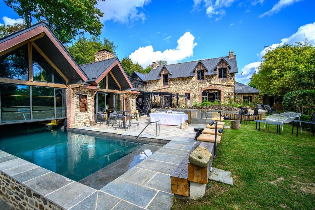 a house with a swimming pool in the yard at La Petite Ecurie in Saint Malo