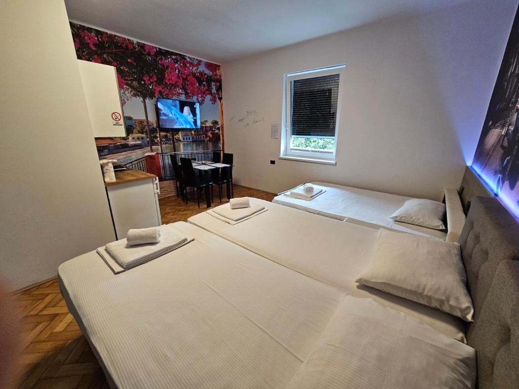 Postel nebo postele na pokoji v ubytování ArtRock Residence