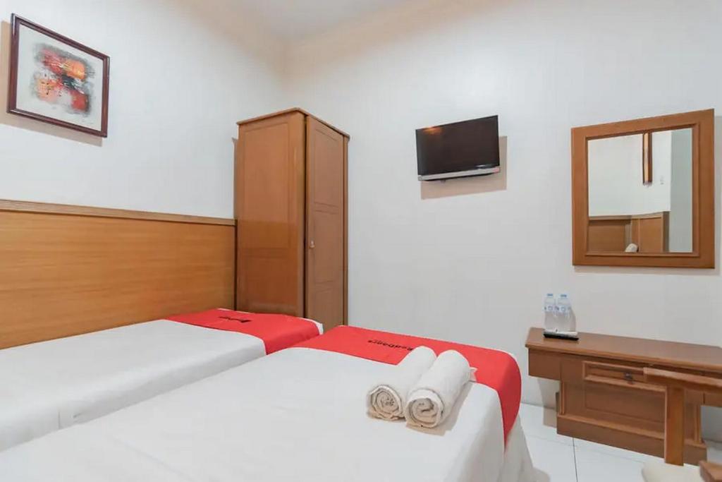 Postel nebo postele na pokoji v ubytování RedDoorz at Arwiga Hotel near RS Hasan Sadikin Bandung
