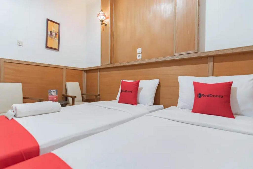 Postel nebo postele na pokoji v ubytování RedDoorz at Arwiga Hotel near RS Hasan Sadikin Bandung